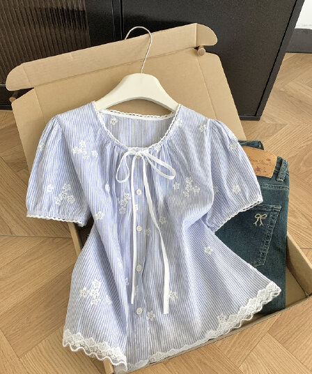 실사 통제 가격 20 프랑스식 부드러운 바람 꽃무늬 자수 스트라이프 거품 소매 여성 셔츠 여름 레이스업 루즈핏 맨위
