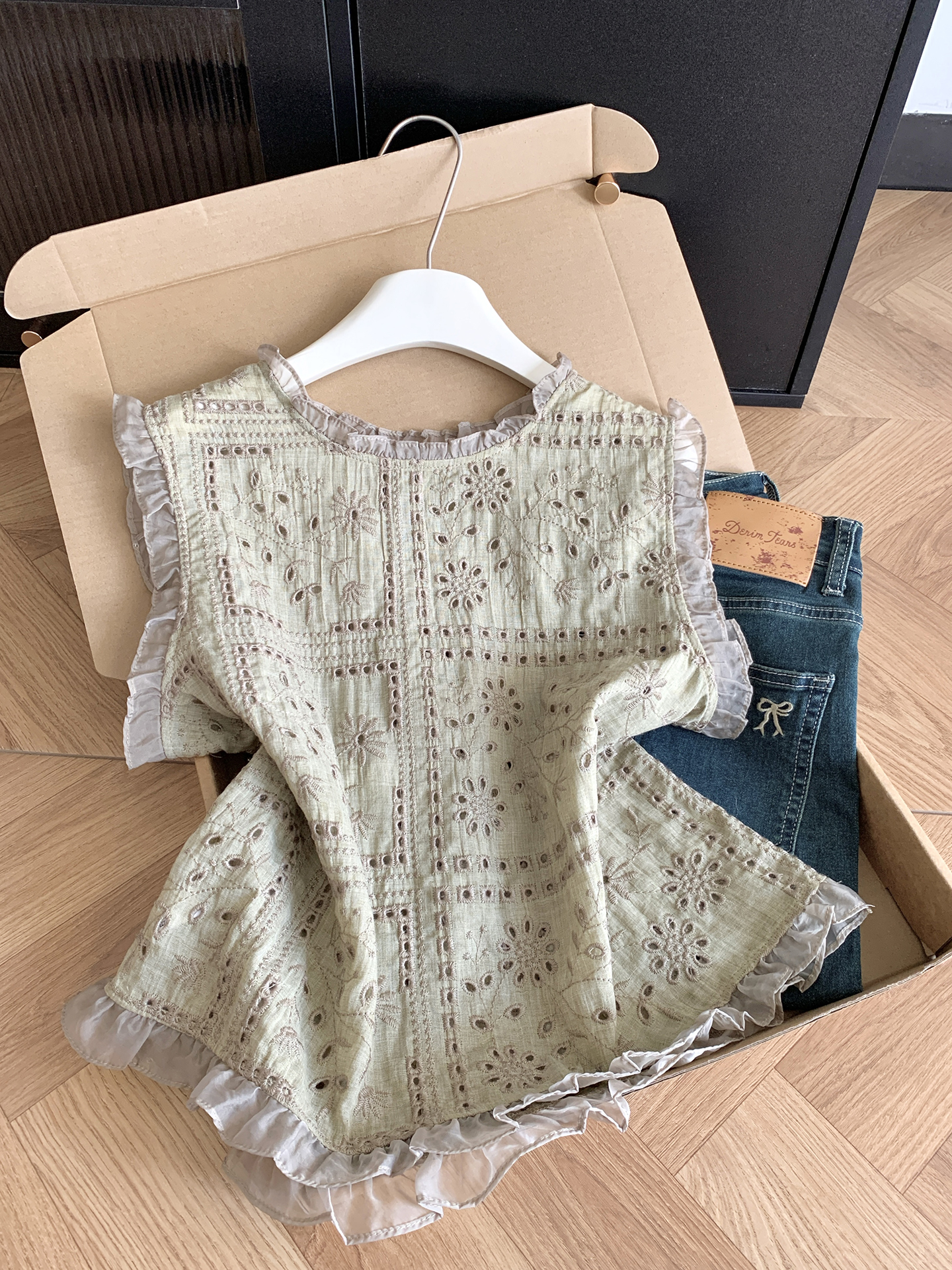 BY29238# 韩系镂空刺绣木耳边无袖衬衫女夏季宽松松弛感上衣  服裝批發女裝批發服飾貨源