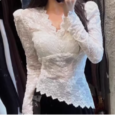 批发设计小众不规则V领<b class='q'>长袖</b>内搭<b class='q'>蕾丝</b>衫女法式温柔风韩式绝美漂亮上衣