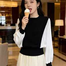 批发假两件长袖<b class='q'>T</b><b class='q'>恤</b>女春季蝙蝠袖设计感马甲拼接白色<b class='q'>衬衫</b>欧货超火上衣