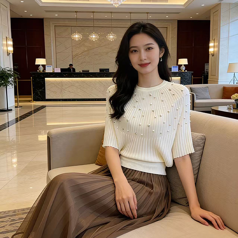 무거운 작업 다이아몬드 세팅 비즈 박기 라운드 넥 반팔 니트 스웨터 여성 2026 여름 새로운 몸매 가꾸기 슬림해 보이는 빛 럭셔리 고급 맨위