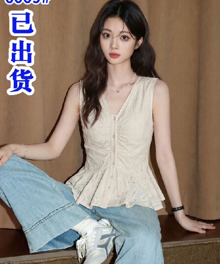 프랑스식 V넥 캐미솔 2026 여름 새로운 홀로우 아웃 디자인 센스 허리 수축 민소매 외출용 쇼트 스타일 맨위