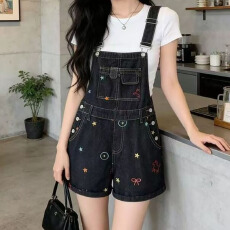 批发ins风通勤个性休闲设计感牛仔背带短裤女春夏季新款背带牛仔短裤