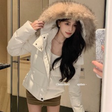 批发何晨曦 2026新款收腰版羽绒服女<b class='q'>冬</b>季短款白色修身貉子毛毛领外套