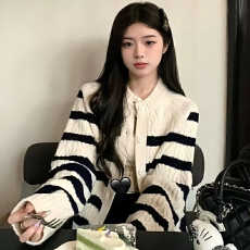 批发温柔风条纹毛衣开衫女秋冬2026新款松弛感慵懒软糯针织衫<b class='q'>短</b>款外套