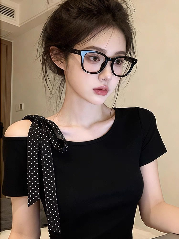 프랑스식 고유 한 아름다운 검정색 반팔 티셔츠 여성 2026 여름 새로운 디자인 센스 작은 대중 패션 품격 맨위