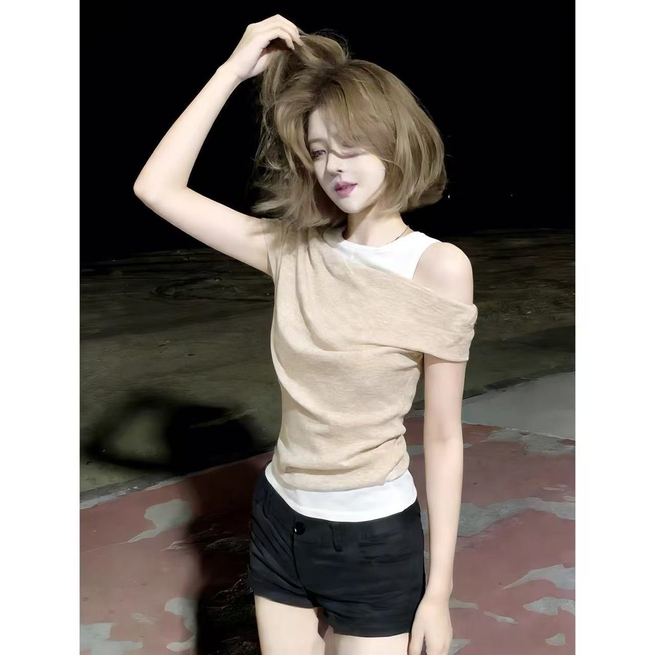 한 부서 페이크 레이어드 오프숄더 반팔 티셔츠 여성 비대칭 디자인 센스 핫걸 슬림해 보이는 Chic 맨위