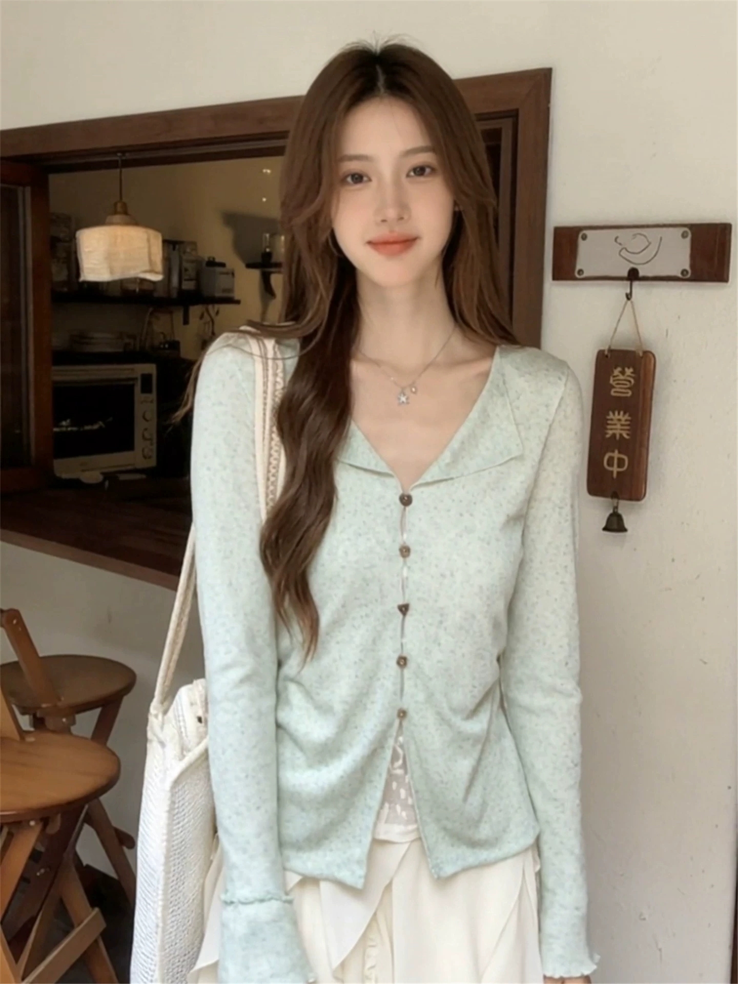 한 부서 자이언트 잘 생긴 ~ 중 박하 녹색 폴로 칼라 맨위 여성 2026 년 봄 새로운 긴팔 작은 셔츠 디자인 센스 작은 대중