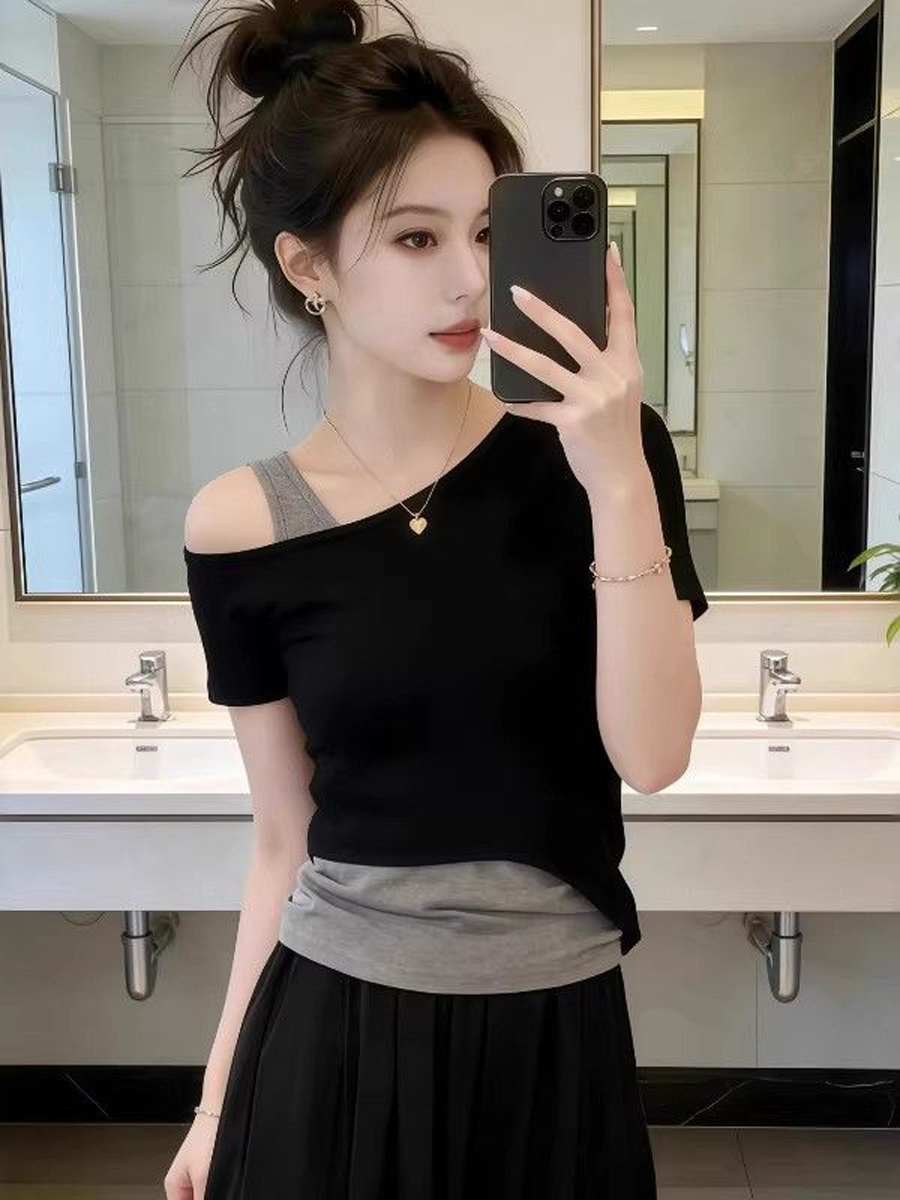 빅 사이즈 여성 의류 새로운 조수 브랜드 반팔 티셔츠 여성 여름 캐주얼 단색 몸매 가꾸기 비스듬한 어깨 페이크 레이어드 패션 맨위