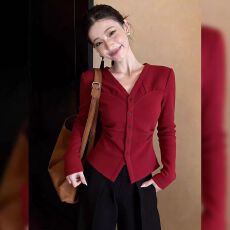 批发时尚<b class='q'>甜美</b>风红色V领百搭上衣冬季2026新款法式通勤风百搭显瘦长袖