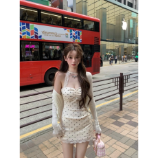 批发波点蕾丝拼接挂脖<b class='q'>连衣裙</b>女夏纯欲高级感辣妹无袖<b class='q'>露背</b>修身包臀短裙