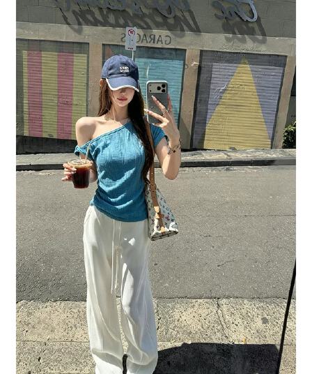 레이크 블루 색상 비스듬한 어깨 반팔 티셔츠 여성 2026 여름 한 부서 디자인 센스 루즈핏 오프숄더