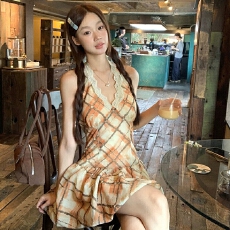 批发蕾丝拼接露背v领挂脖连衣裙修身格纹<b class='q'>短裙</b>辣妹风收腰a字裙