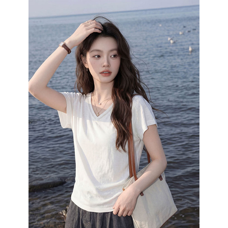 눈꽃 면 빅 사이즈 프랑스식 작은 대중 여성 2026 여름 새로운 고급 센스 몸매 가꾸기 V넥 홀로우 아웃 반팔 티셔츠