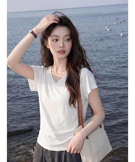 눈꽃 면 빅 사이즈 프랑스식 작은 대중 여성 2026 여름 새로운 고급 센스 몸매 가꾸기 V넥 홀로우 아웃 반팔 티셔츠