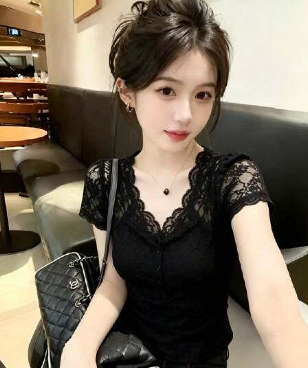 사람들 면 260 그램 핫걸 바람 V넥 반팔 여성 2026 년 여름 새로운 레이스 조각 몸매 가꾸기 맨위