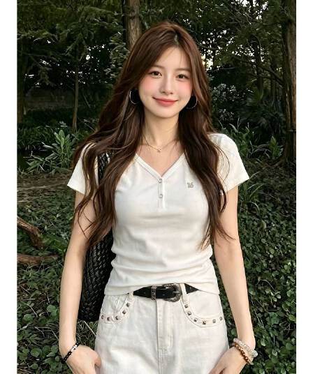 V넥 알파벳 금속 표준 몸매 가꾸기 반팔 티셔츠 여성 여름 몸매 가꾸기 슬림해 보이는 디자인 센스 맨위