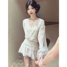 批发法式温柔风v领碎花<b class='q'>连衣裙</b>子女早秋季新款独特漂亮绝美短裙