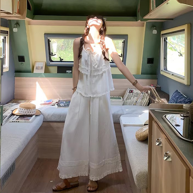 한 번 작은 짭짤한 휴가 바람 착용 가져 가라. 레이스 측면 캐미솔 세트 여성 2026 여름 루즈핏 와이드 레그 팬츠 투피스 세트