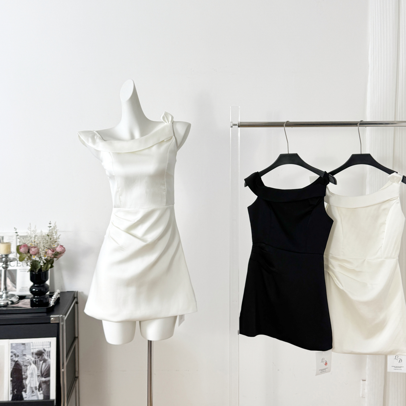 회화 솔루션 wahju 판매 부드러운 프랑스식 새틴 품격 비스듬한 어깨 천 금빛 바람 슬림해 보이는 한 마디 꼬집기 허리 드레스 봄