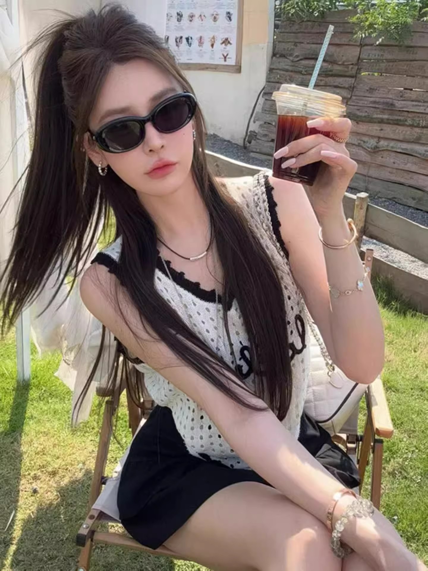 한 부서 디자인 센스 반팔 배색 홀로우 아웃 알파벳 니트 조끼 여성 봄 여름 새로운 패션 루즈핏 민소매 맨위