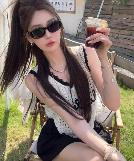 한 부서 디자인 센스 반팔 배색 홀로우 아웃 알파벳 니트 조끼 여성 봄 여름 새로운 패션 루즈핏 민소매 맨위