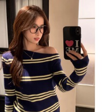 批发馨帮帮 甜辣露肩撞色条纹毛衣2025纯欲复古斜肩长袖打底针织衫女