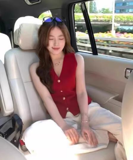 작은 샤넬 스타일 빨간색 V넥 캐미솔 여름 외출용 고유 한 슈퍼 잘 생긴 몸매 가꾸기 민소매 어깨 베스트 맨위