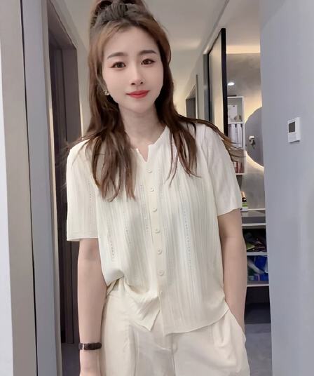 V넥 루즈핏 반팔 티셔츠 여성 여름 2026 새로운 미니멀리즘 슬림해 보이는 얇은 스타일 품격 연령 감소 니트 스웨터 맨위