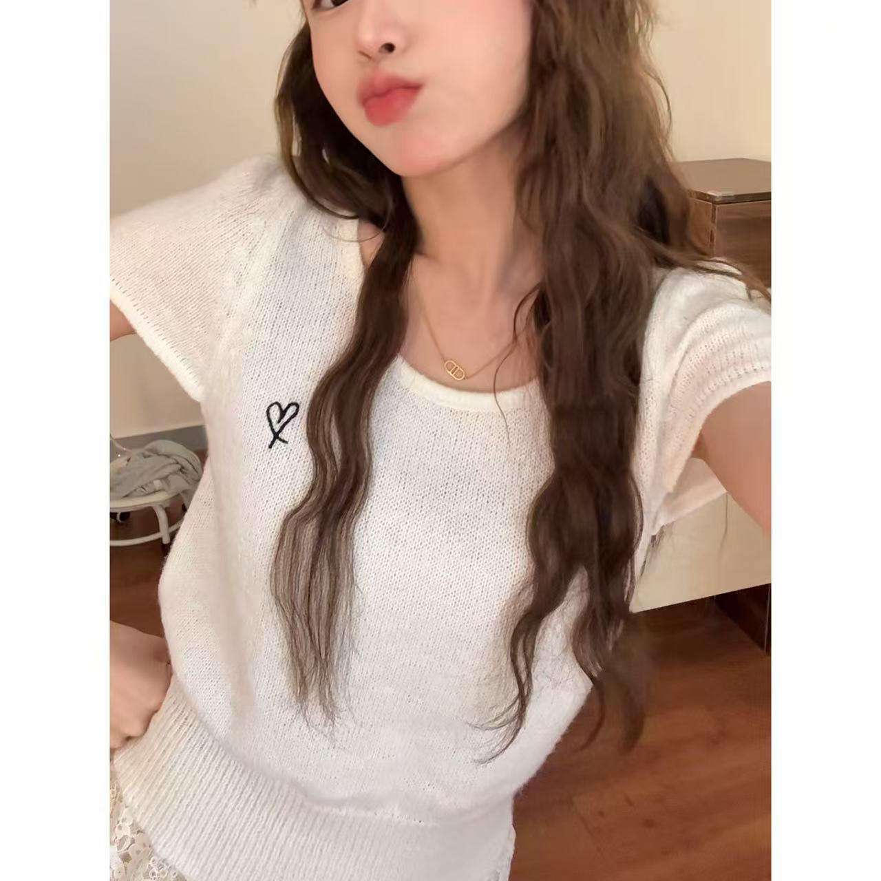 광저우 열세 개 여성 의류 고급 유럽 상품 하트 자수 반팔 니트 스웨터 박하 남자 웨이브 녹색 맨위 봄 여름