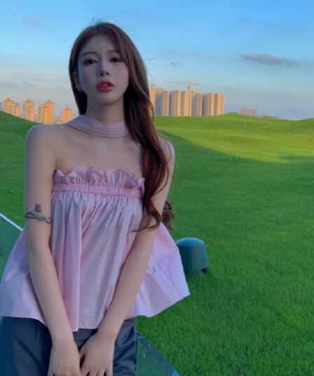 핑크색 행침 목 조끼 슬립 여성 여름 외출용 루즈핏 홀로우 아웃 오프숄더 백리스 쇄골 맨위