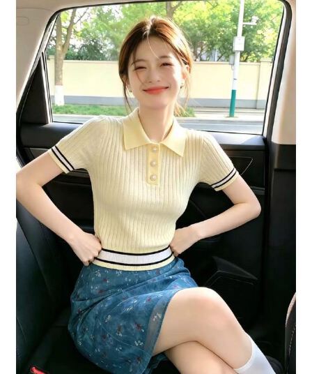 배색 스트라이프 POLO 칼라 Chic 진주 버클 구덩이 기사 니트 스웨터 여성 여름 2026 새로운 연령 감소 긍정적 인 어깨 의류