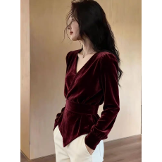批发轻奢风酒红色v领丝绒<b class='q'>衬衫</b>女款秋冬新款高级感收腰<b class='q'>显瘦</b>不规则上衣