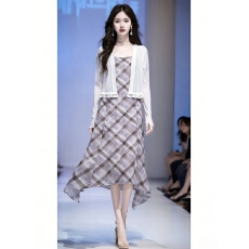 批发2026春夏新款温柔优雅风白色针织开衫+吊带格纹连衣裙两件套