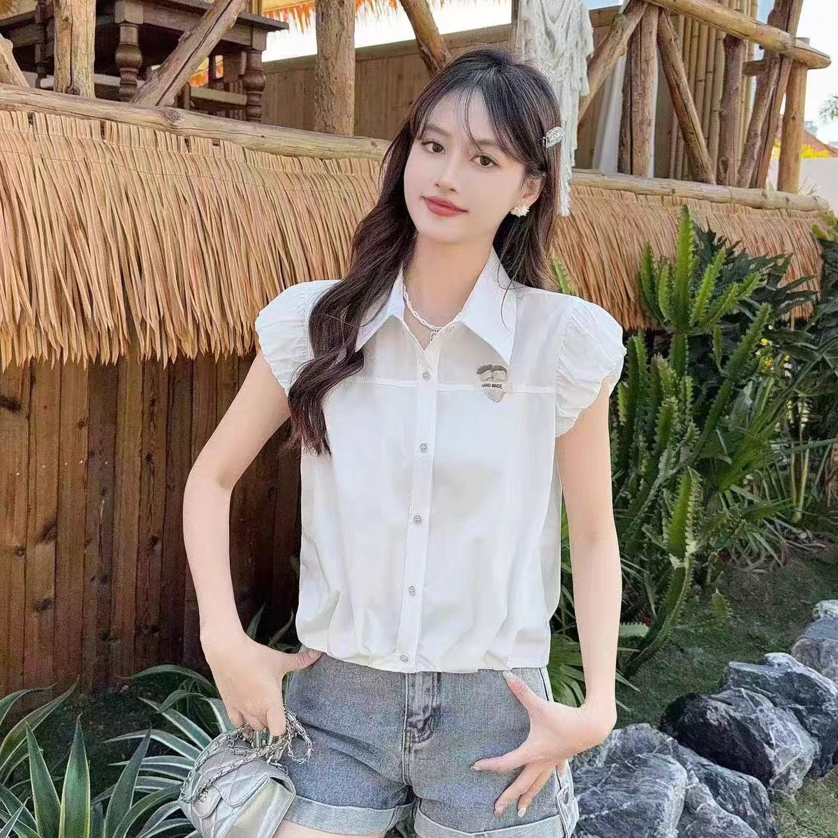 작은 청신 거품 소매 반팔 여성 셔츠 2026 여름 새로운 폴로 칼라 싱글 줄 버튼 디자인 센스 슬림해 보이는 다용도 셔츠