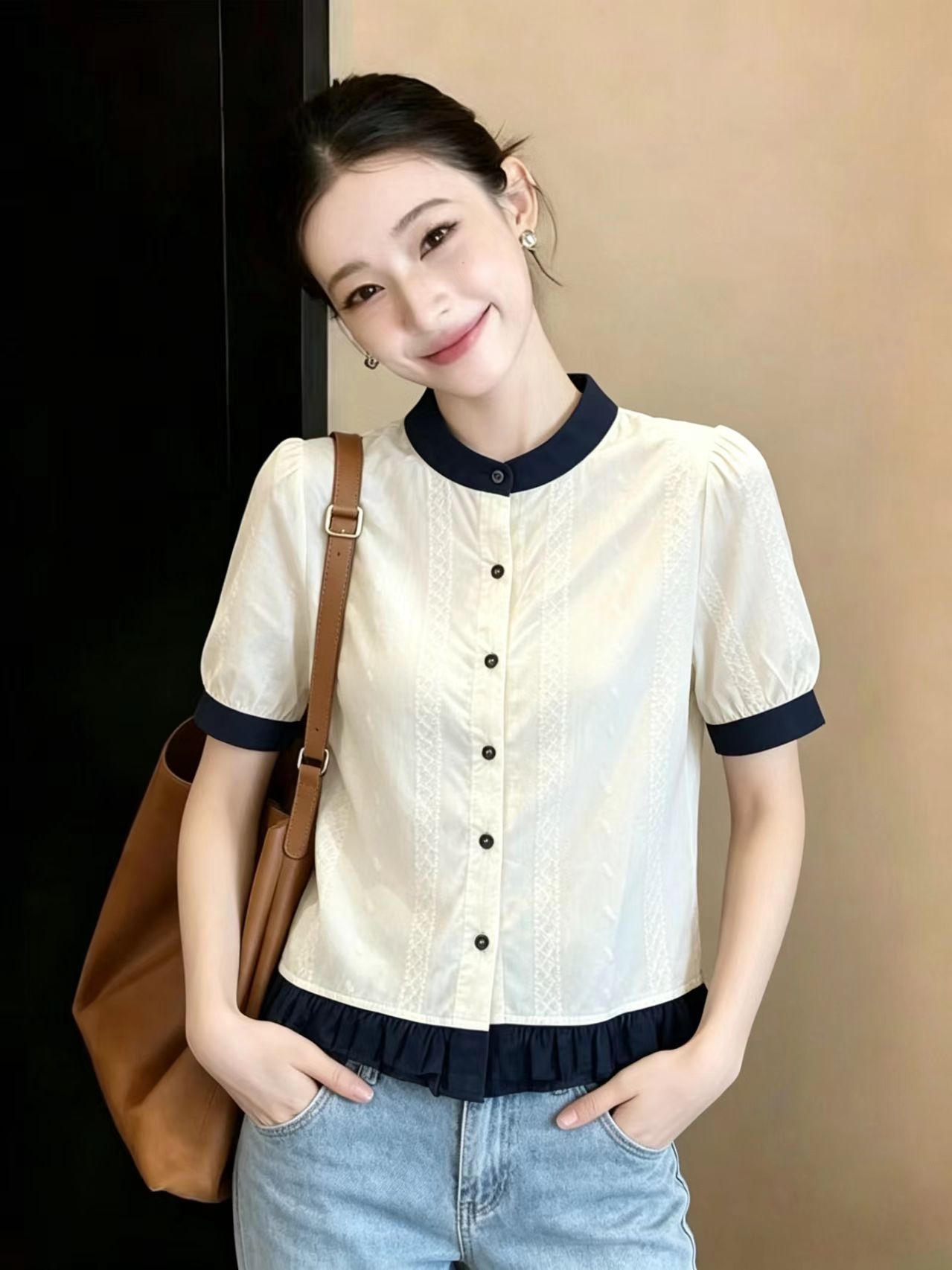 카운터 품질 재고 있음 2026 여름 새로운 한 부서 배색 라운드 넥 반팔 루즈핏 다용도 자수 여성 셔츠