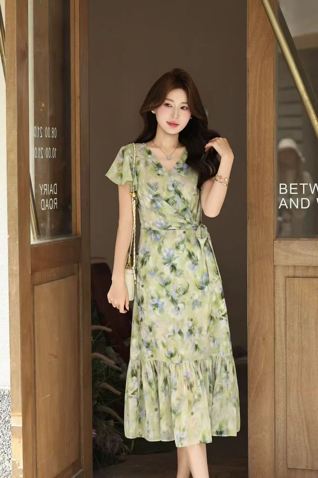 카운터 품질 2026 여름 새로운 레트로 V넥 프린트 측면 레이스업 연꽃 잎 소매 드레스 허리 수축 중간 길이 스커트