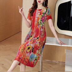 批发2026新款三宅褶皱度假风彩色油画印花弹力显瘦中长款气质连衣裙