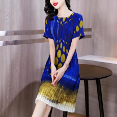 批发三宅褶皱印花连衣裙妈妈装春夏宽松遮肚显瘦中老年大码长裙