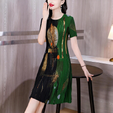 批发妈妈装三宅褶皱连衣裙<b class='q'>夏</b>季薄款印花宽松遮肉中老年女装