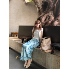 批发实拍实价~韩系气质打结一<b class='q'>字</b>肩上衣蓝色妖姬碎花网纱<b class='q'>半身裙</b>套装