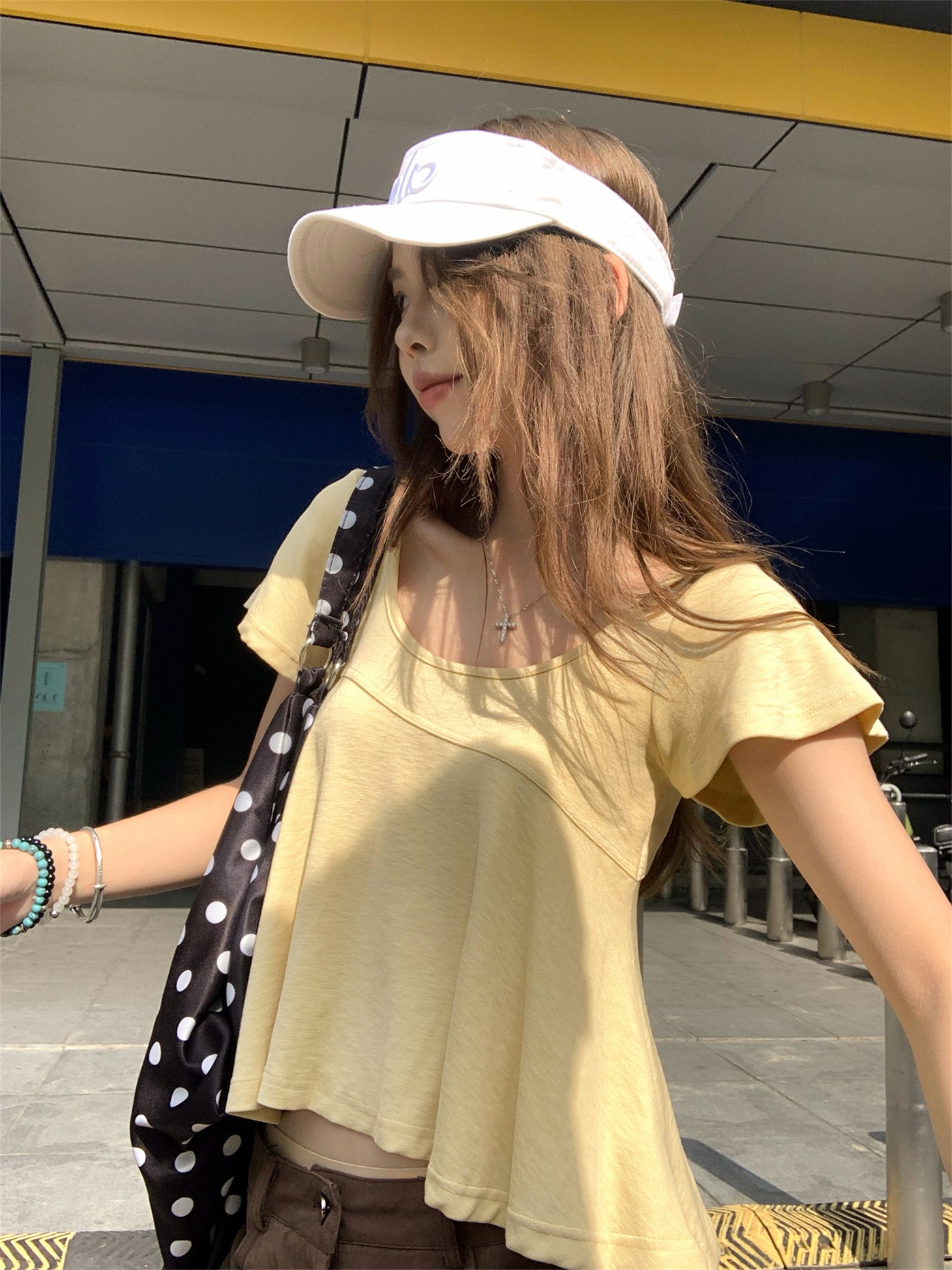 실사 정가 광장 u 칼라 비대칭 물결무늬 밑단 반팔 티셔츠 여성 여름