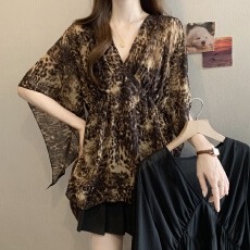 批发2026新款豹纹宽松印花夏季加大码女装遮肚V领娃娃衫<b class='q'>雪纺衫</b>上衣
