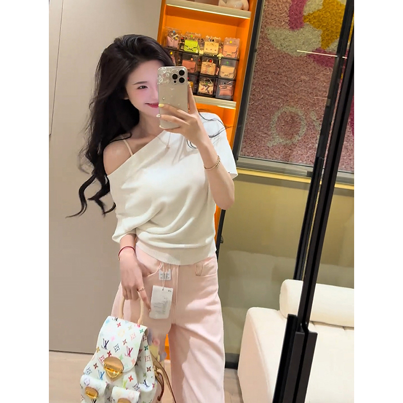 프랑스식 오프숄더 비스듬한 어깨 황색 얼음 실크 니트 반팔 티셔츠 여성 여름 불규칙 오프숄더 도파민 맨위