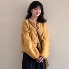批发设计感小众显瘦秋冬宽松慵懒风圆领针织短款毛衣开衫上衣外套潮女