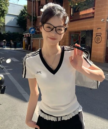 여름 새로운 달콤한 스타일 V넥 배색 긍정적 인 어깨 반팔 t 소매 슬림해 보이는 몸매 가꾸기 고정 벨트 가슴 패드 의류