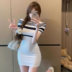 批发黑白条纹露肩短袖连衣裙女夏季设计感收腰针织<b class='q'>裙子</b>显身材包臀短裙
