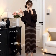 批发复古V领针织衫上衣女宽松慵懒毛衣条纹半身裙2026超火<b class='q'>冬</b>装两件套