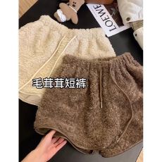 批发羊羔绒<b class='q'>短裤</b>女装冬季高腰黑色设计感保暖宽松休闲裤毛绒热裤