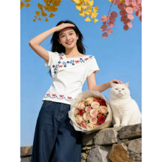 批发新中式斜肩<b class='q'>花朵</b>刺绣短袖<b class='q'>T</b><b class='q'>恤</b>